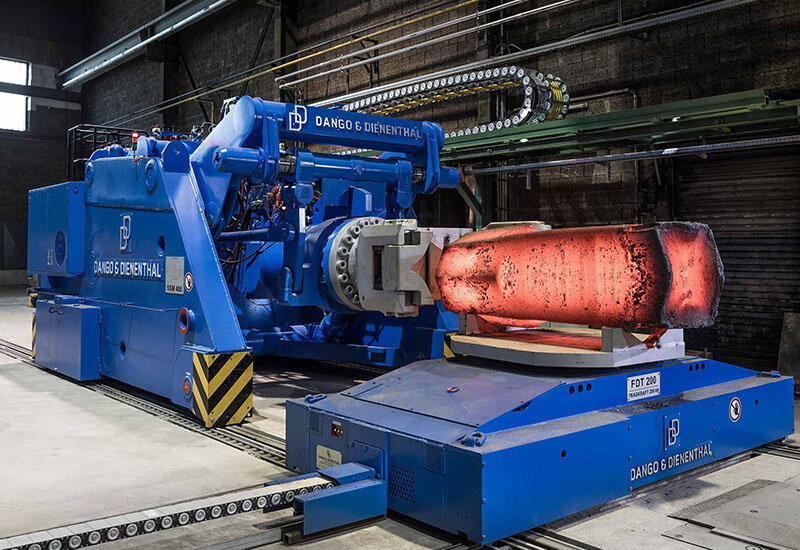 heißes Metall wird mithilfe eines Schmiedemanipulators gehalten